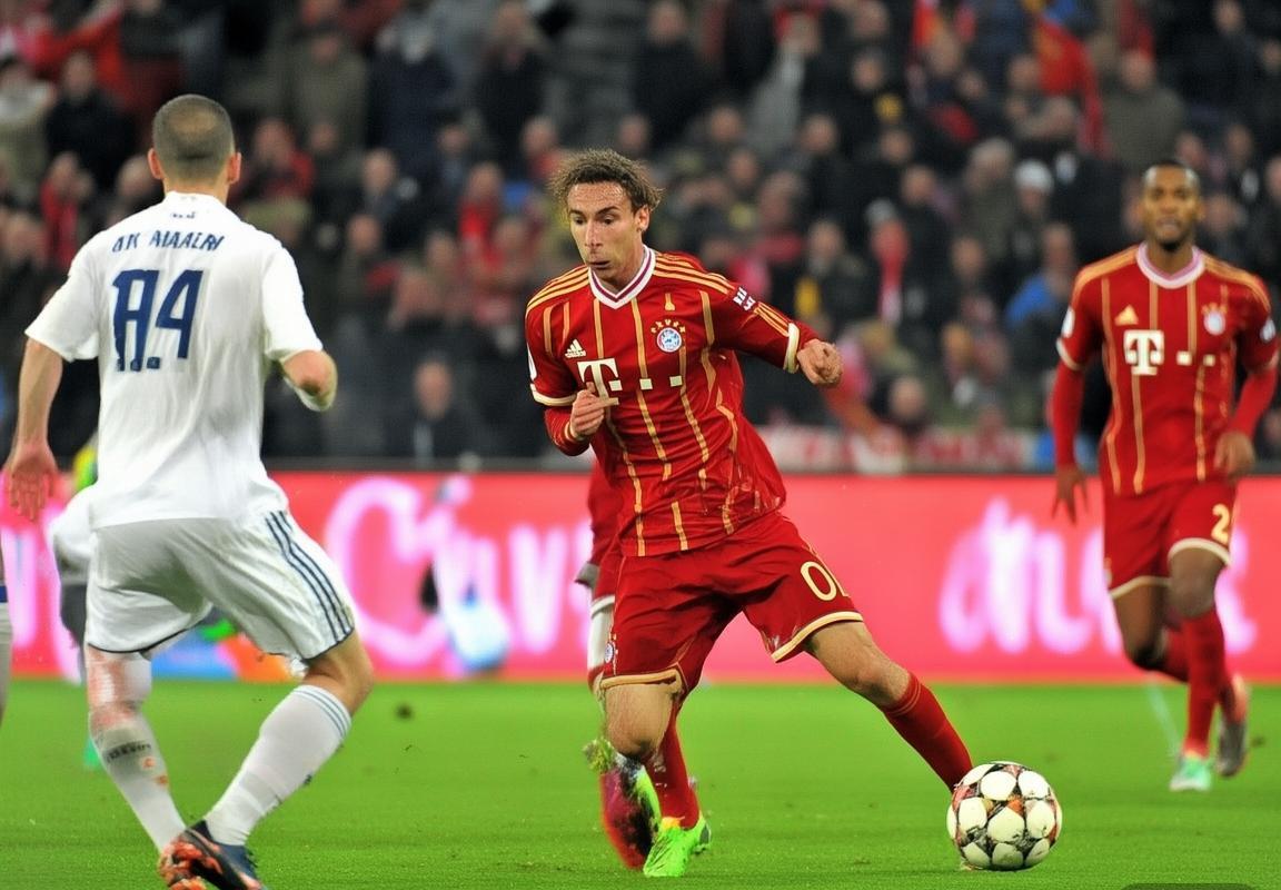 拜仁慕尼黑VS皇家马德里：欧冠巅峰对决战术解析(图2)